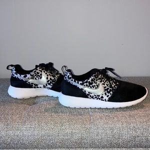 Nike Cheetah Print Roshe shoes - Size 6Y or 7.5 Women’s GREAT condition